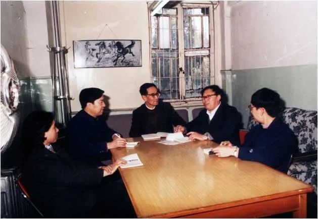 兴办教育，培养经济管理人才