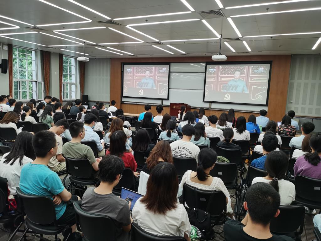 “请党放心，强国有我！”——成人直播
师生集体收看庆祝中国共产党成立100周年大会